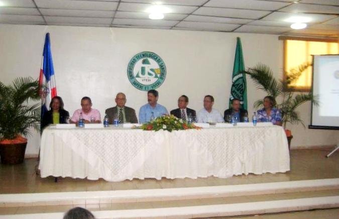 Integrantes de la mesa de honor de la actividad